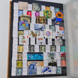 Lot massif de timbres du monde neufs et oblitérés en 10 albums.