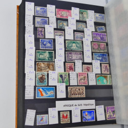 Lot massif de timbres du monde neufs et oblitérés en 10 albums.