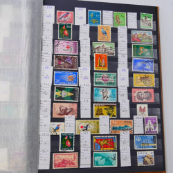 Lot massif de timbres du monde neufs et oblitérés en 10 albums.