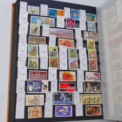 Lot massif de timbres du monde neufs et oblitérés en 10 albums.