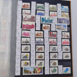 Lot massif de timbres du monde neufs et oblitérés en 10 albums.