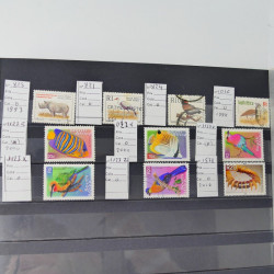 Lot massif de timbres du monde neufs et oblitérés en 10 albums.