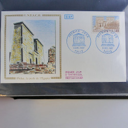 Vrac massif de timbres du monde neufs et oblitérés en un carton.