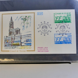 Vrac massif de timbres du monde neufs et oblitérés en un carton.