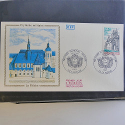 Vrac massif de timbres du monde neufs et oblitérés en un carton.