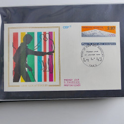 Vrac massif de timbres du monde neufs et oblitérés en un carton.