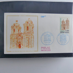 Vrac massif de timbres du monde neufs et oblitérés en un carton.