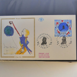 Vrac massif de timbres du monde neufs et oblitérés en un carton.