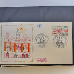 Vrac massif de timbres du monde neufs et oblitérés en un carton.