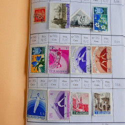 Vrac massif de timbres du monde neufs et oblitérés en un carton.