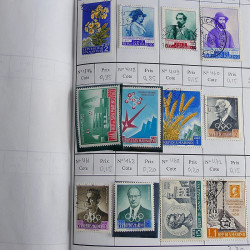 Vrac massif de timbres du monde neufs et oblitérés en un carton.