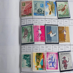 Vrac massif de timbres du monde neufs et oblitérés en un carton.