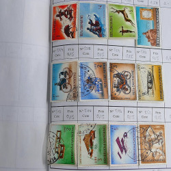 Vrac massif de timbres du monde neufs et oblitérés en un carton.