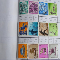 Vrac massif de timbres du monde neufs et oblitérés en un carton.