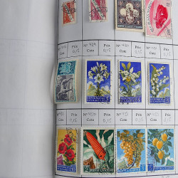 Vrac massif de timbres du monde neufs et oblitérés en un carton.