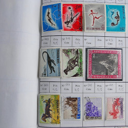 Vrac massif de timbres du monde neufs et oblitérés en un carton.