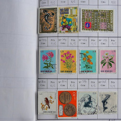 Vrac massif de timbres du monde neufs et oblitérés en un carton.