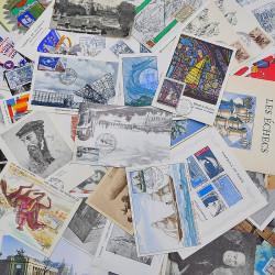 Vrac massif de timbres du monde neufs et oblitérés en un carton.