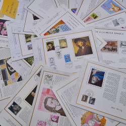 Vrac massif de timbres du monde neufs et oblitérés en un carton.