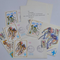 Vrac massif de timbres du monde neufs et oblitérés en un carton.