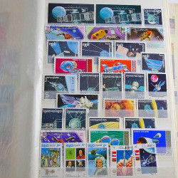 Vrac massif de timbres du monde neufs et oblitérés en un carton.