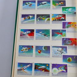 Vrac massif de timbres du monde neufs et oblitérés en un carton.