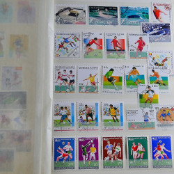 Vrac massif de timbres du monde neufs et oblitérés en un carton.