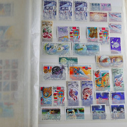 Vrac massif de timbres du monde neufs et oblitérés en un carton.