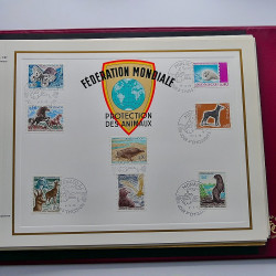 Vrac massif de timbres du monde neufs et oblitérés en un carton.