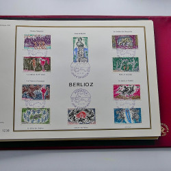 Vrac massif de timbres du monde neufs et oblitérés en un carton.