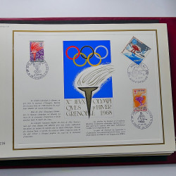 Vrac massif de timbres du monde neufs et oblitérés en un carton.