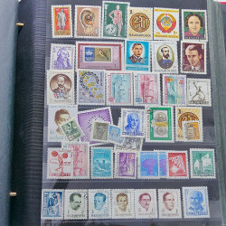 Vrac massif de timbres du monde neufs et oblitérés en un carton.