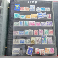 Vrac massif de timbres du monde neufs et oblitérés en un carton.