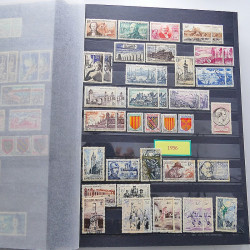 Vrac massif de timbres du monde neufs et oblitérés en un carton.