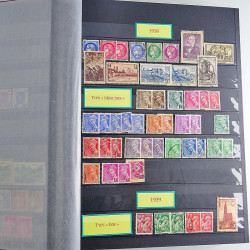 Vrac massif de timbres du monde neufs et oblitérés en un carton.