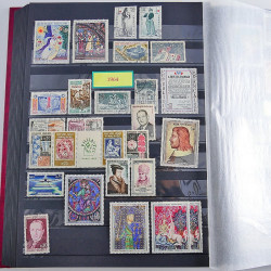 Vrac massif de timbres du monde neufs et oblitérés en un carton.