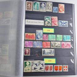 Vrac massif de timbres du monde neufs et oblitérés en un carton.