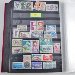 Vrac massif de timbres du monde neufs et oblitérés en un carton.