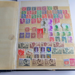 Vrac massif de timbres du monde neufs et oblitérés en un carton.