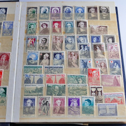 Vrac massif de timbres du monde neufs et oblitérés en un carton.