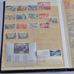 Vrac massif de timbres du monde neufs et oblitérés en un carton.