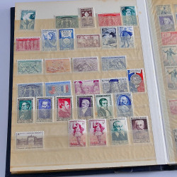 Vrac massif de timbres du monde neufs et oblitérés en un carton.