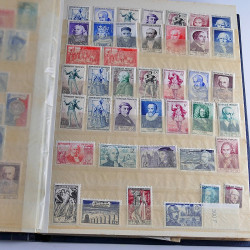 Vrac massif de timbres du monde neufs et oblitérés en un carton.