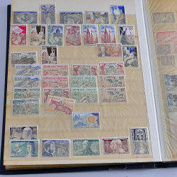 Vrac massif de timbres du monde neufs et oblitérés en un carton.