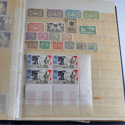 Vrac massif de timbres du monde neufs et oblitérés en un carton.