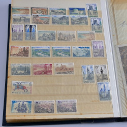 Vrac massif de timbres du monde neufs et oblitérés en un carton.
