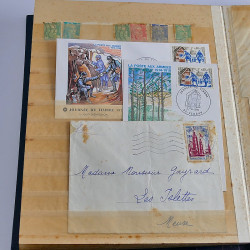 Vrac massif de timbres du monde neufs et oblitérés en un carton.