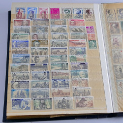 Vrac massif de timbres du monde neufs et oblitérés en un carton.