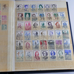 Vrac massif de timbres du monde neufs et oblitérés en un carton.