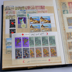 Vrac massif de timbres du monde neufs et oblitérés en un carton.